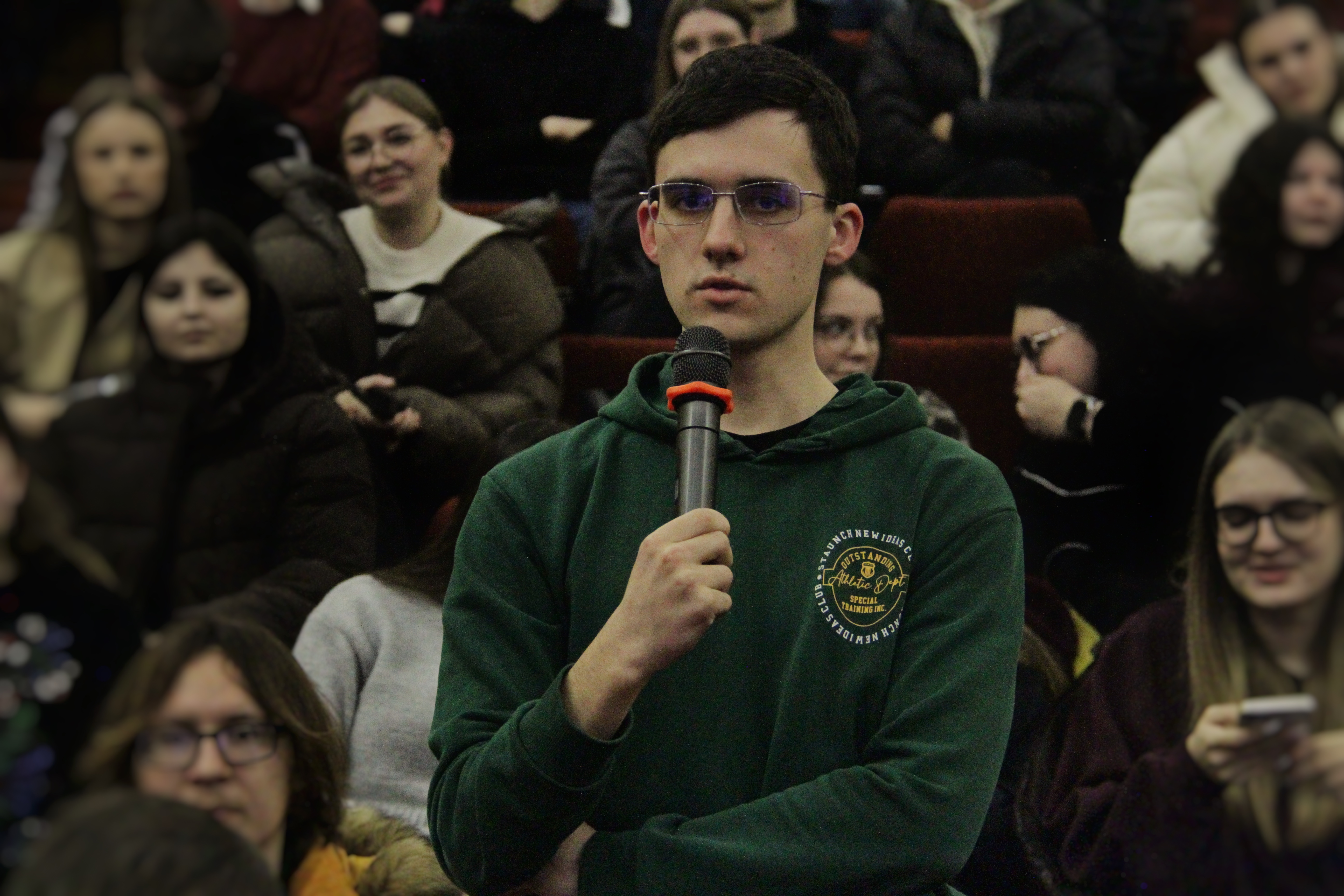 Studenty stavliat pytannia pid chas vidkrytoho mikrofonu 